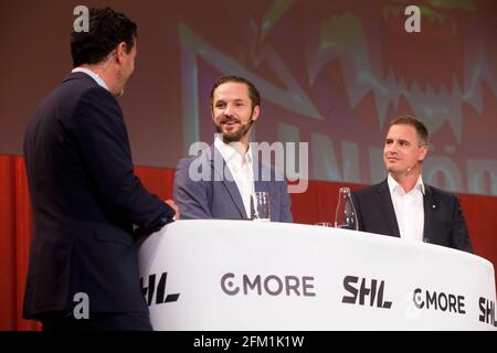 Tommy Åström interviewte den Hockeyclub Linköping:s Niklas Persson und Trainer Dan Tangnes vor der Saison 2015/16 in der schwedischen Hockeyliga während einer Pressekonferenz in Norra Latin, Stockholm, Schweden. Stockfoto