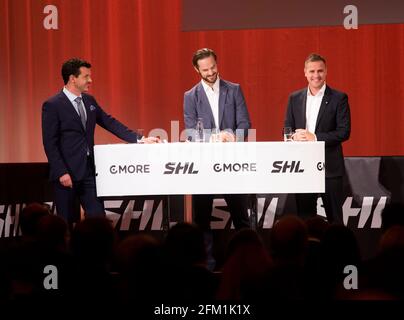 Tommy Åström interviewte den Hockeyclub Linköping:s Niklas Persson und Trainer Dan Tangnes vor der Saison 2015/16 in der schwedischen Hockeyliga während einer Pressekonferenz in Norra Latin, Stockholm, Schweden. Stockfoto