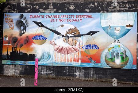 International Wall oder Peace Wall in der Albert Street, Belfast, zeigt das Kunstwerk Stockfoto