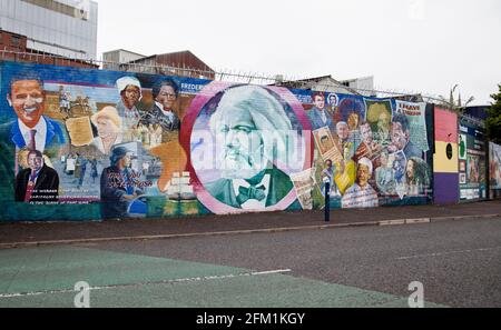 International Wall oder Peace Wall in der Albert Street, Belfast, zeigt das Kunstwerk Stockfoto