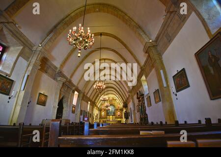 Innenansicht der Mission San Carlos Borromeo de Carmelo, einem nationalen historischen Wahrzeichen in Carmel am Meer, Kalifornien, USA. Stockfoto