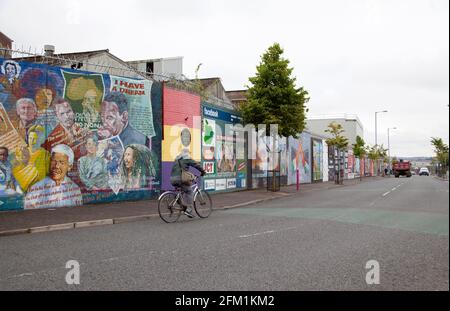 International Wall oder Peace Wall in der Albert Street, Belfast, zeigt das Kunstwerk Stockfoto