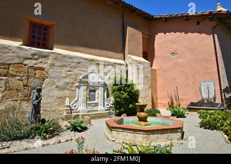 Malerischer Blick auf den Innenhof der Mission San Carlos Borromeo de Carmelo, einem nationalen historischen Wahrzeichen in Carmel am Meer, Kalifornien, USA. Stockfoto