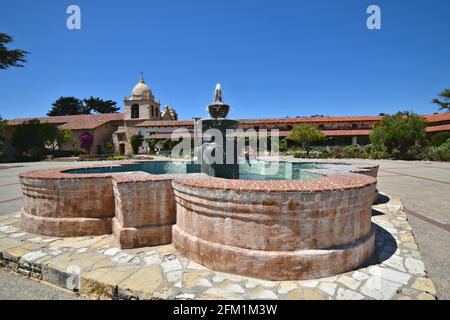 Talavera Fliesenwasserbrunnen Blick auf Mission San Carlos Borromeo de Carmelo, ein nationales historisches Wahrzeichen in Carmel am Meer, Kalifornien, USA. Stockfoto