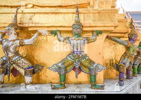 Der Beschützer und Wächter der Tempel in Thailand nannte Yaksha und hielt Tempel in ihren Armen. Stockfoto