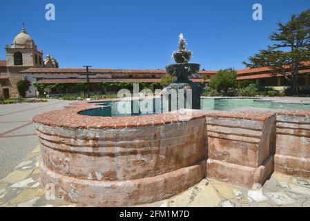 Talavera Fliesenwasserbrunnen Blick auf Mission San Carlos Borromeo de Carmelo, ein nationales historisches Wahrzeichen in Carmel am Meer, Kalifornien, USA. Stockfoto