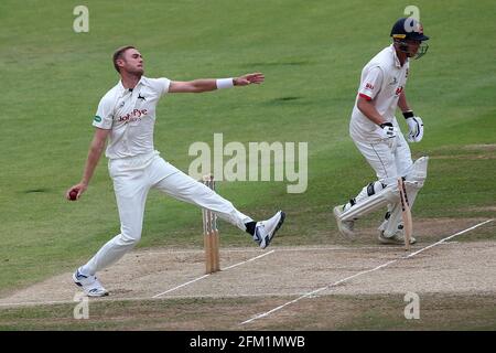 Stuart Broad im Bowlingspiel für Nottinghamshire während Nottinghamshire CCC gegen Essex CCC, Specsavers County Championship Division 1 Cricket in Trent Stockfoto