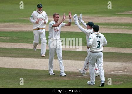 Stuart Broad aus Nottinghamshire feiert mit seinen Teamkollegen, nachdem er das Wicket von Nick Browne während des Nottinghamshire CCC gegen Essex CCC, Specsav, genommen hatte Stockfoto
