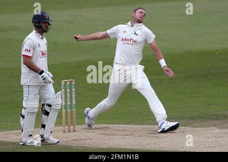 Stuart Broad im Bowlingspiel für Nottinghamshire während Nottinghamshire CCC gegen Essex CCC, Specsavers County Championship Division 1 Cricket in Trent Stockfoto