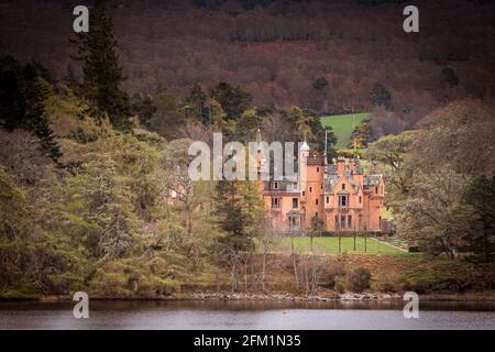 Aldourie Castle am Ufer des Loch Ness bei Dores, 1625 als bescheidenere Struktur erbaut, bevor es 1839 und 1860 erweitert wurde. Jetzt im Besitz EINES Stockfoto