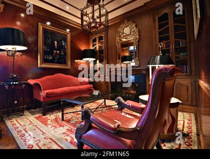 Blick von der Lobby auf das elegante Pine Inn, ein charmantes luxuriöses Boutique-Hotel mit historischem Glanz auf der Ocean Avenue in Carmel-by-the-Sea, Kalifornien, USA. Stockfoto