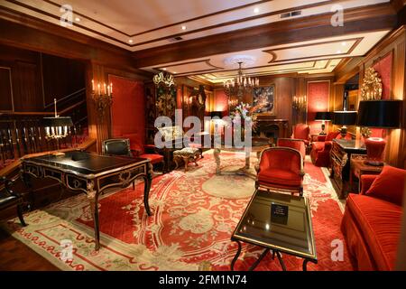 Blick von der Lobby auf das elegante Pine Inn, ein charmantes luxuriöses Boutique-Hotel mit historischem Glanz auf der Ocean Avenue in Carmel-by-the-Sea, Kalifornien, USA. Stockfoto