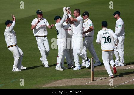 Stuart Broad aus Nottinghamshire feiert mit seinen Teamkollegen nach der Einnahme des Wickels von Alastair Cook während des Nottinghamshire CCC gegen Essex CCC, Specs Stockfoto