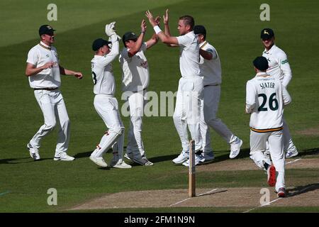 Stuart Broad aus Nottinghamshire feiert mit seinen Teamkollegen nach der Einnahme des Wickels von Alastair Cook während des Nottinghamshire CCC gegen Essex CCC, Specs Stockfoto