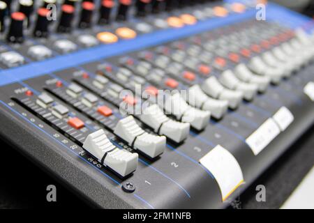 Audio-Tasten Sound Control Hi-Fi-System die Audioanlage, Bedienfeld des digitalen Studio-Mixer Stockfoto