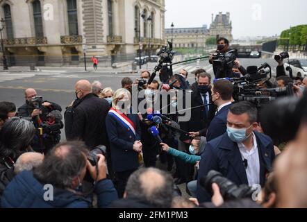 *** KEIN VERKAUF AN FRANZÖSISCHE MEDIEN ODER VERLAGE - RECHTE VORBEHALTEN ***01. Mai 2021 - Paris, Frankreich: Marine Le Pen, Vorsitzende der rechtsextremen Rassemblement National Party (RN), spricht mit Journalisten, nachdem sie einen Blumenkranz vor einer Statue von Jeanne d'Arc gelegt hat. Die traditionelle Feier zum 1. Mai fand statt, als Le Pen sich auf den Start ihrer Kampagne für die Regionalwahlen vorbereitete. Stockfoto