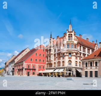 Maribor Hauptplatz in Slowenien. Panoramabild mit blauem Himmel. Panoramablick auf die Stadt. Berühmtes Touristenziel in Europa. Stockfoto