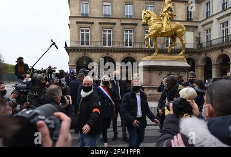 *** KEIN VERKAUF AN FRANZÖSISCHE MEDIEN ODER VERLAGE - RECHTE VORBEHALTEN ***01. Mai 2021 - Paris, Frankreich: Marine Le Pen, Vorsitzende der rechtsextremen Rassemblement National Party (RN), spricht mit Journalisten, nachdem sie einen Blumenkranz vor einer Statue von Jeanne d'Arc gelegt hat. Die traditionelle Feier zum 1. Mai fand statt, als Le Pen sich auf den Start ihrer Kampagne für die Regionalwahlen vorbereitete. Stockfoto