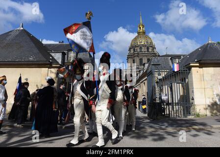 *** KEIN VERKAUF AN FRANZÖSISCHE MEDIEN ODER VERLAGE - RECHTE VORBEHALTEN ***05. Mai 2021 - Paris, Frankreich: Als Soldaten der Grande Armee Napoleons gekleidete Reenaktoren versammeln sich vor der Invalidenkirche, wo sich das Grab des französischen Kaisers befindet, um den 200. Todestag zu feiern. Stockfoto