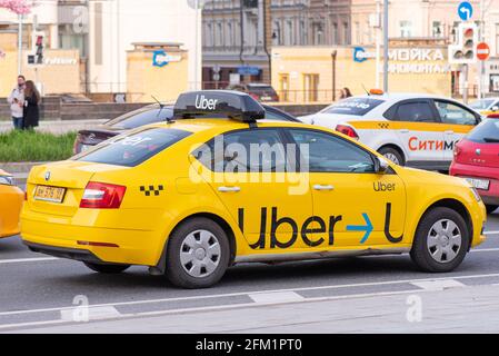 MOSKAU - MAI 02: Gelbes Taxi mit UBER-Schriftzug in einer Straße von Moskau, Mai 02. 2021 in Russland. Stockfoto