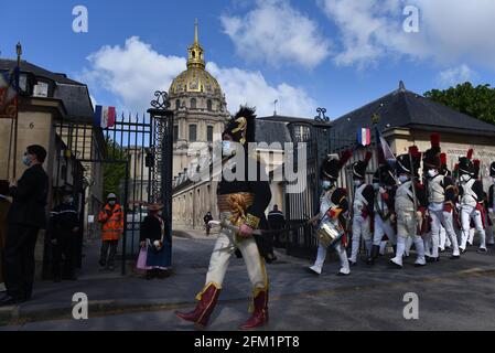 *** KEIN VERKAUF AN FRANZÖSISCHE MEDIEN ODER VERLAGE - RECHTE VORBEHALTEN ***05. Mai 2021 - Paris, Frankreich: Als Soldaten der Grande Armee Napoleons gekleidete Reenaktoren versammeln sich vor der Invalidenkirche, wo sich das Grab des französischen Kaisers befindet, um den 200. Todestag zu feiern. Stockfoto