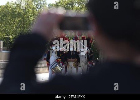 *** KEIN VERKAUF AN FRANZÖSISCHE MEDIEN ODER VERLAGE - RECHTE VORBEHALTEN ***05. Mai 2021 - Paris, Frankreich: Als Soldaten der Grande Armee Napoleons gekleidete Reenaktoren versammeln sich vor der Invalidenkirche, wo sich das Grab des französischen Kaisers befindet, um den 200. Todestag zu feiern. Stockfoto