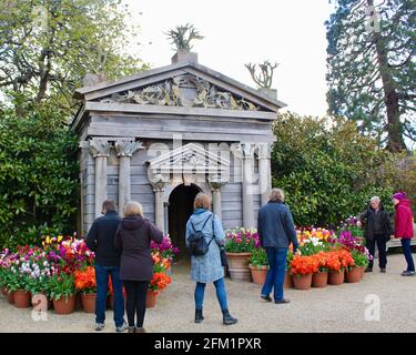 Arundel Castle Tulip Festival - 2021 - Besucher genießen die Tulpendarstellung außerhalb des Tempels. Stockfoto