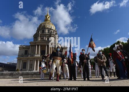 *** KEIN VERKAUF AN FRANZÖSISCHE MEDIEN ODER VERLAGE - RECHTE VORBEHALTEN ***05. Mai 2021 - Paris, Frankreich: Als Soldaten der Grande Armee Napoleons gekleidete Reenaktoren versammeln sich vor der Invalidenkirche, wo sich das Grab des französischen Kaisers befindet, um den 200. Todestag zu feiern. Stockfoto
