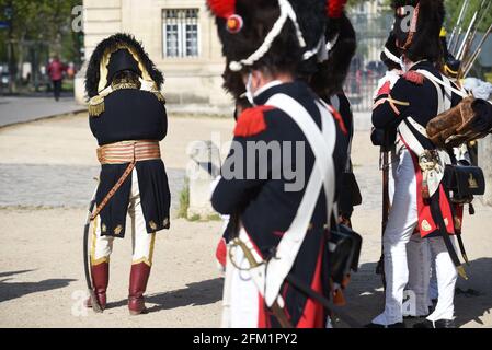 *** KEIN VERKAUF AN FRANZÖSISCHE MEDIEN ODER VERLAGE - RECHTE VORBEHALTEN ***05. Mai 2021 - Paris, Frankreich: Als Soldaten der Grande Armee Napoleons gekleidete Reenaktoren versammeln sich vor der Invalidenkirche, wo sich das Grab des französischen Kaisers befindet, um den 200. Todestag zu feiern. Stockfoto