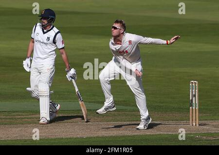 Simon Harmer im Bowlingspiel für Essex während des Warwickshire CCC gegen Essex CCC, Specsavers County Championship Division 1 Cricket im Edgbaston Stadium Stockfoto