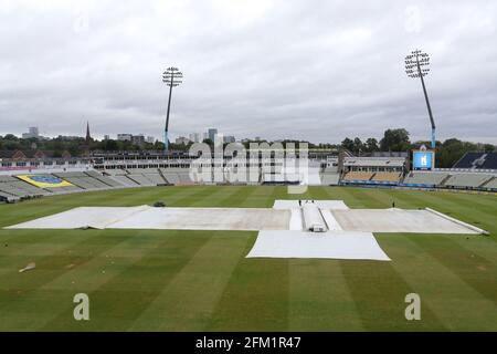 Die Abdeckung auf dem Spielfeld, wenn es vor Warwickshire CCC gegen Essex CCC, Specsavers County Championship Division 1 Cricket im Edgbaston Stadium o regnet Stockfoto