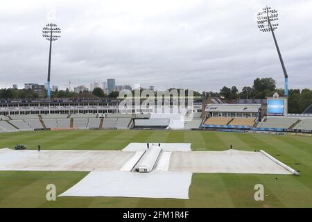 Die Abdeckung auf dem Spielfeld, wenn es vor Warwickshire CCC gegen Essex CCC, Specsavers County Championship Division 1 Cricket im Edgbaston Stadium o regnet Stockfoto