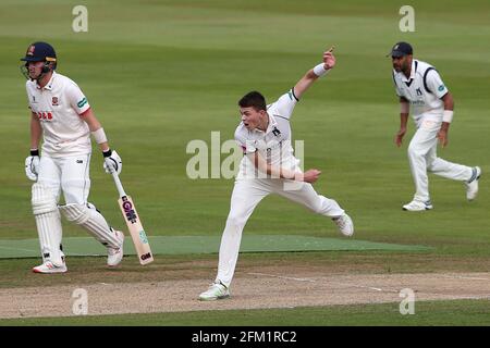 Henry Brookes beim Bowling für Warwickshire während des Warwickshire CCC gegen Essex CCC, Specsavers County Championship Division 1 Cricket in Edgbaston Stockfoto