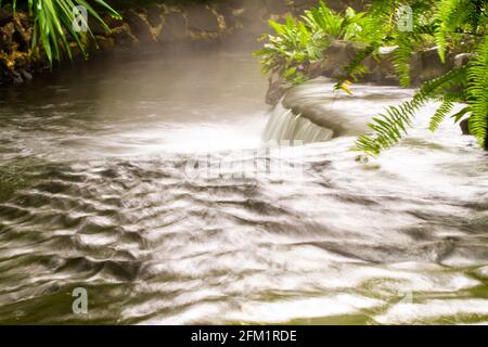 Thermalwasser-Pools und nicht gepumpte (frei fließende) Thermalquellen-Flüsse am Fuße des Vulkans Arenal, in der Nähe von La Fortuna, Costa Rica Stockfoto