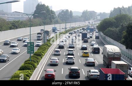 Peking, Chinas Provinz Guangdong. Mai 2021. Auf der Schnellstraße um Guangzhou, der Hauptstadt der südchinesischen Provinz Guangdong, fahren Fahrzeuge langsam voran, 1. Mai 2021. Offizielle Daten zeigten, dass während des fünftägigen Labor Day-Feiertags 230 Millionen Inlandstouristen unternommen wurden, ein Plus von 119.7 Prozent gegenüber dem Vorjahr. Quelle: Lu Hanxin/Xinhua/Alamy Live News Stockfoto