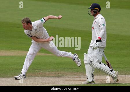 Steven Patterson im Bowlingspiel für Yorkshire während des Yorkshire CCC gegen Essex CCC, Specsavers County Championship Division 1 Cricket in Emerald Headi Stockfoto