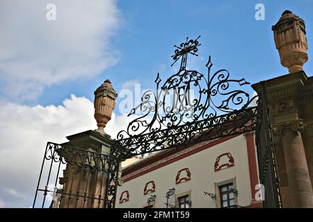 Handgefertigtes Eingangstor aus Eisen an der Außenseite der Kathedrale im mexikanischen Barockstil Basílica Colegiata de Nuestra Señora de Guanajuato in Mexiko. Stockfoto