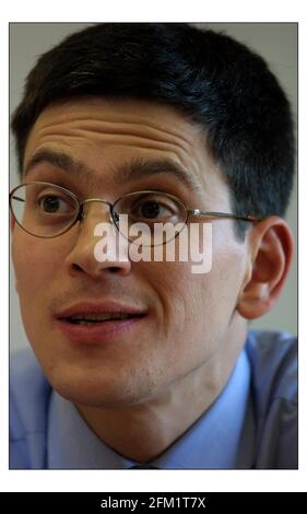 David Miliband, School Standards Minister, stellte heute in seinem Büro in London ein Reformpaket für die Lehrreform vor.Bild David Sandison 22/10/2002 Stockfoto