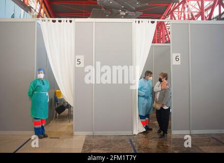 Malaga, Spanien, 5. Mai 2021, Malaga, Spanien. Mai 2021. Eine Frau mit Gesichtsmaske als Vorsichtsmaßnahme gegen die Ausbreitung von Covid-19 sah, wie sie mit einer Krankenschwester sprach, nachdem sie während einer massiven Impfung im Fair and Congresses Palace geimpft wurde. Die regionalen Gesundheitsbehörden haben die Impfung nach allen Schutzmaßnahmen erneut mit Dosen von Pfizer BioNTech an großen und sicheren Orten als Teil eines massiven Impfplans „eine Million“ nach der Ankündigung der andalusischen Regierung, in der Woche rund 600.000 Impfstoffe zu impfen, zeitlich eingestellt. Kredit: SOPA Images Limited/Alamy Live New Stockfoto