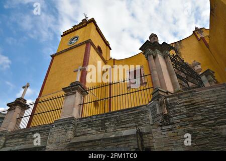 Malerische Außenansicht der Kathedrale Basílica Colegiata de Nuestra Señora de Guanajuato im Weltkulturerbe Guanajuato in Mexiko. Stockfoto