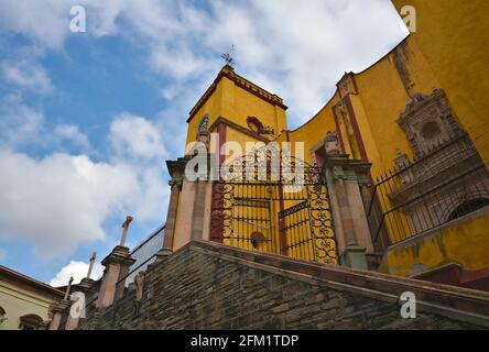 Malerische Außenansicht der Kathedrale Basílica Colegiata de Nuestra Señora de Guanajuato im Weltkulturerbe Guanajuato in Mexiko. Stockfoto