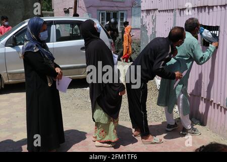 Am 03. Mai 2021 warten Menschen in der Schlange, um in einem Testzentrum in Srinagar, dem indischen Kaschmir, auf Covid-19 getestet zu werden. Jammu und Kaschmir verzeichnen 51 Todesfälle, was die höchste Zahl von Covid-19-Todesfällen in der Region darstellt. Indien meldete jedoch fast 370,000 neue Covid-19-Fälle und 3421 neue Todesfälle. (Foto von Najmus Saqib/INA Photo Agency/Sipa USA) Stockfoto