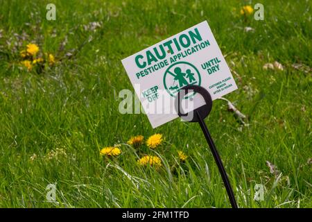 Detroit, Michigan - EINE Warnung vor einer Pestizidanwendung im Gabriel Richard Park. Stockfoto
