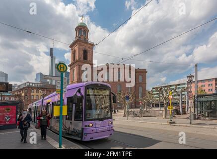 Ansicht der Paulskirche mit lila Straßenbahn, Frankfurt, Deutschland Stockfoto