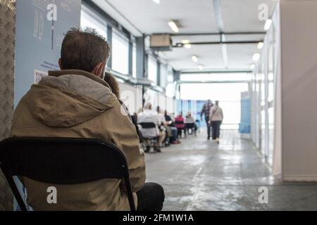 Barcelona, Spanien. Mai 2021. Im Impfzentrum warten Menschen auf eine Impfung. Um die COVID-19-Impfzentren und die schwächsten Primary Care-Zentren zu beschleunigen, wurde die Messe Fira Barcelona seit April 30 zu einem Massenimpfzentrum. Es ist das erste in ganz Katalonien mit der Fähigkeit, bis zu 120,000 Impfstoffe pro Woche zu verabreichen. Dieser Raum wird zu den fünfzig städtischen Räumen hinzugefügt, die vom Stadtrat von Barcelona als COVID-19-Impfplätze ermöglicht wurden. Kredit: SOPA Images Limited/Alamy Live Nachrichten Stockfoto