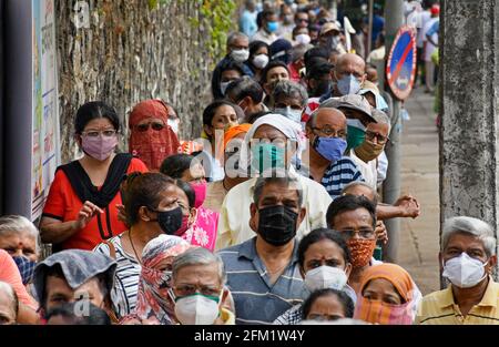Menschen mit Gesichtsmasken stehen in einer Schlange vor dem NESCO-Impfzentrum, um ihre COVID19-Dosis in Mumbai zu erhalten. Die Impfkampagne, die in der vergangenen Woche für Menschen über 45 Jahren eingestellt wurde, begann erneut mit der Verfügbarkeit von Impfstoffen. (Foto von Ashish Vaishnav / SOPA Images/Sipa USA) Stockfoto