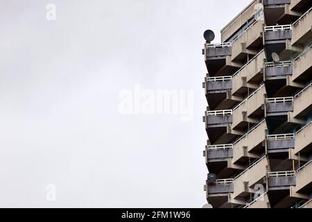 Ein Block in Köln-Chorweiler. Die Stadt Köln beginnt, Menschen in Teilen der Stadt mit einer besonders hohen Inzidenz zu impfen - sogenannte Hochinzidenzgebiete. Corona-Impfteams sind daher in Chorweiler unterwegs. Ein Impfbus wird ebenfalls eingesetzt. (Symbolbild, Symbolbild) Köln, 04.05.2021 weltweit im Einsatz Stockfoto