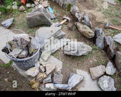 Schiefer wird als Entwurf im Garten verwendet Stockfoto