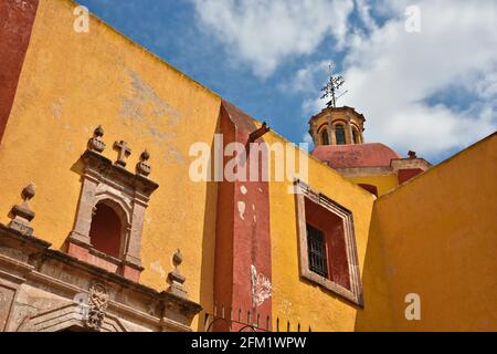 Malerische Außenansicht der Kathedrale Basílica Colegiata de Nuestra Señora de Guanajuato im Weltkulturerbe Guanajuato in Mexiko. Stockfoto