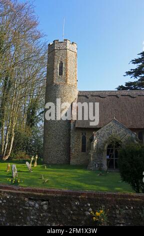 Blick auf den Kirchturm der Pfarrkirche und die Südvertaufung der Allerheiligen-Kirche in Horsey, Norfolk, England, Großbritannien. Stockfoto